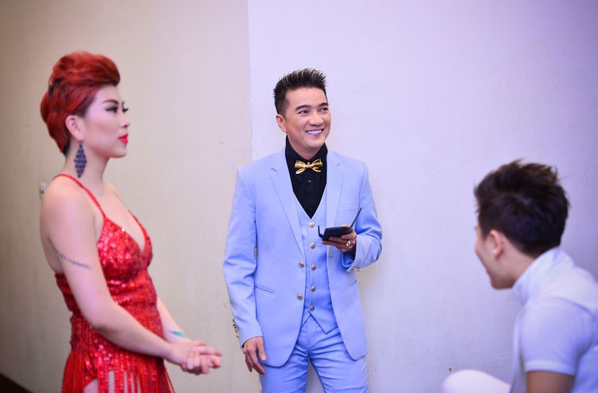 Xuan Hinh duoc dan gai dep vay quanh chu moi hon-Hinh-5